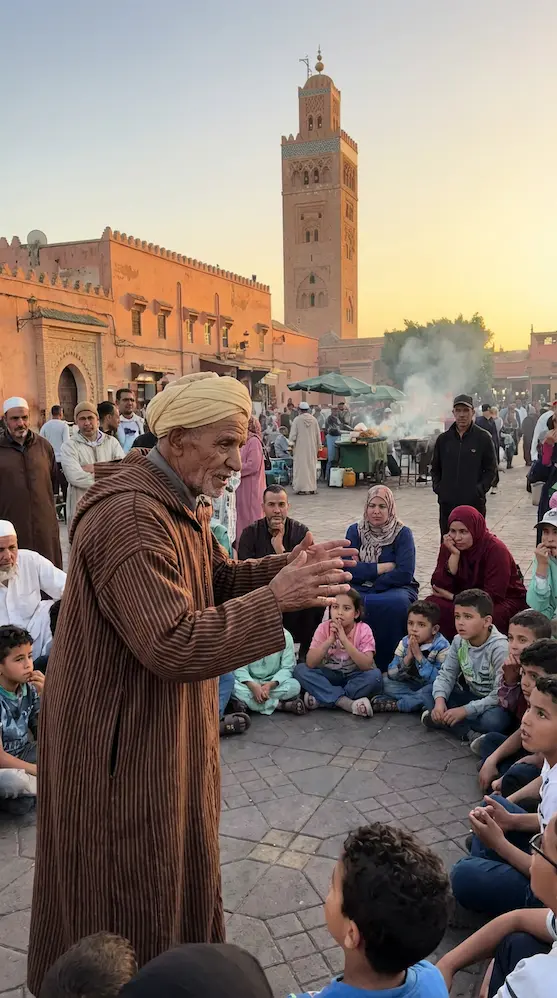 الحلايقي في ساحة جامع الفنا بمراكش يروي الحكايات الشعبية المغربية
